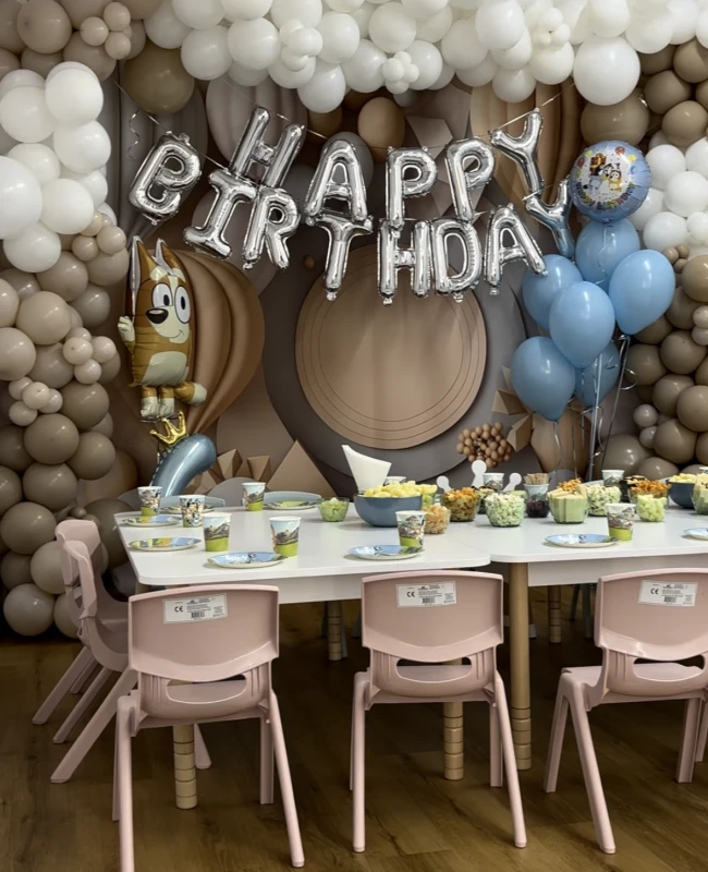 Ścianka Happy Birthday z girlandą balonową w TILO