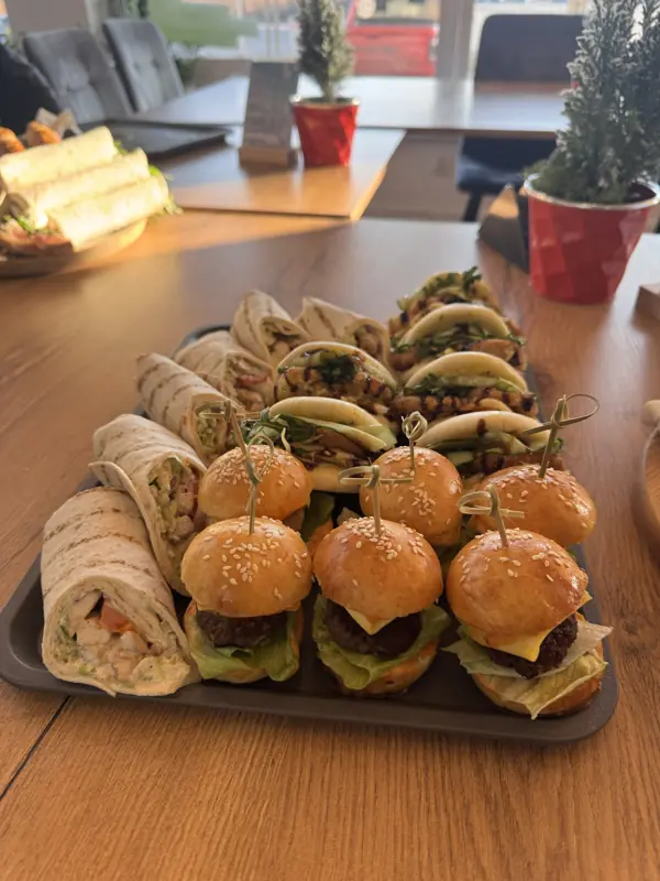 Taca z mini burgerami i tortillami