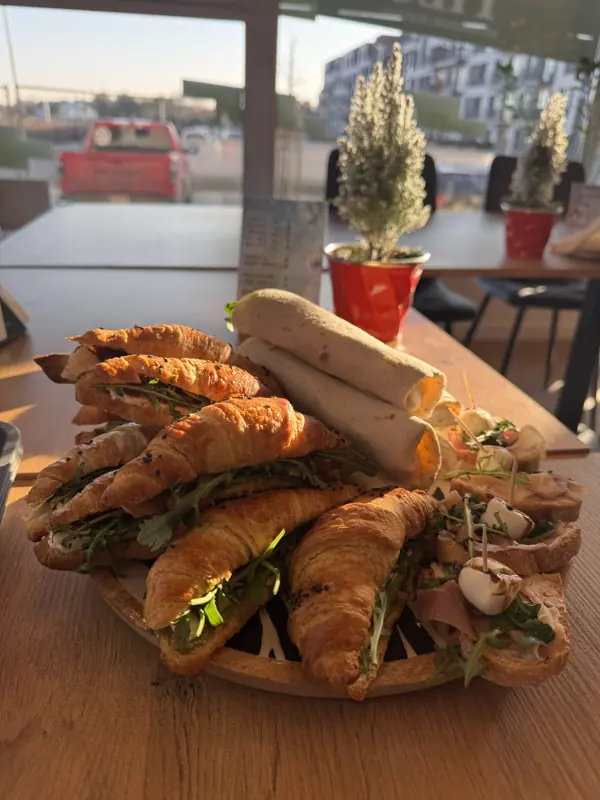 Croissanty z szynką i rukolą oraz tortille