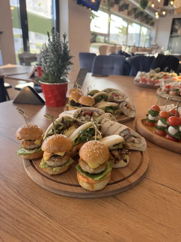 Mini burgery, tortille i koreczki caprese na drewnianej desce
