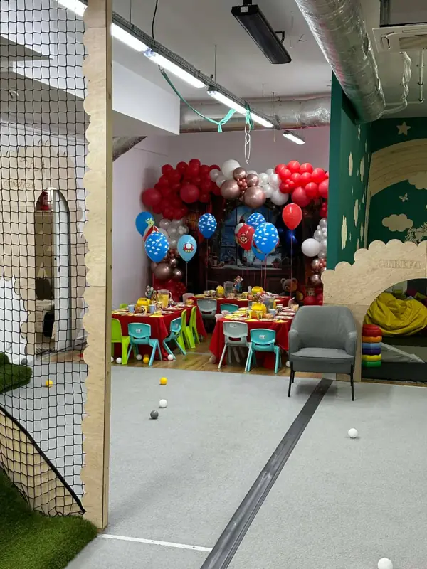 Sala urodzinowa z dekoracją balonową w motywie Mario, widok z sali zabaw
